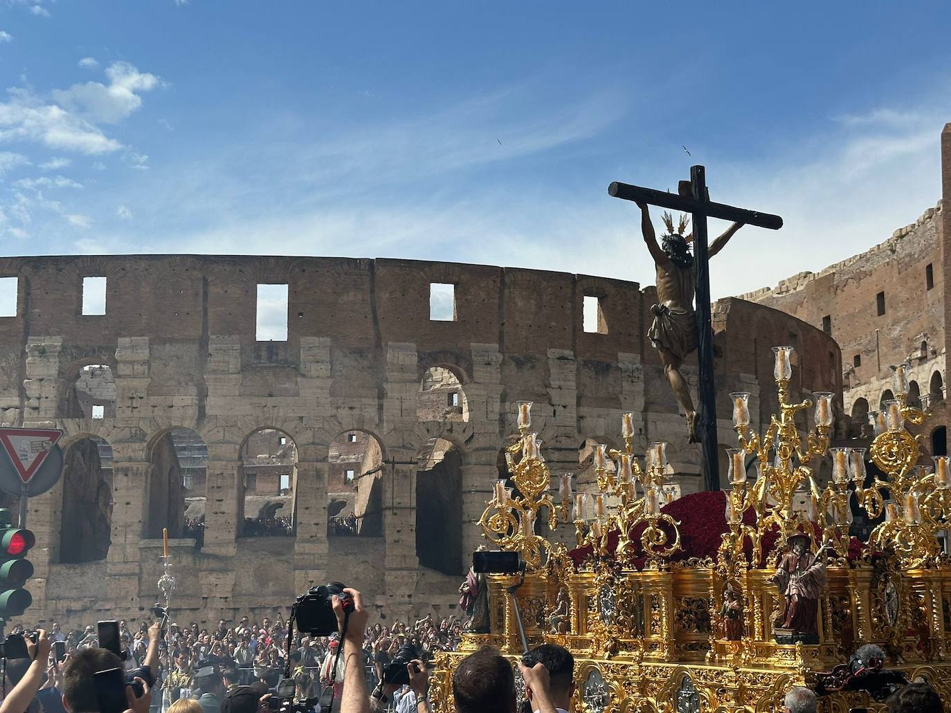 El Cristo de la Expiración del Cachorro transitando por el Coliseo de Roma