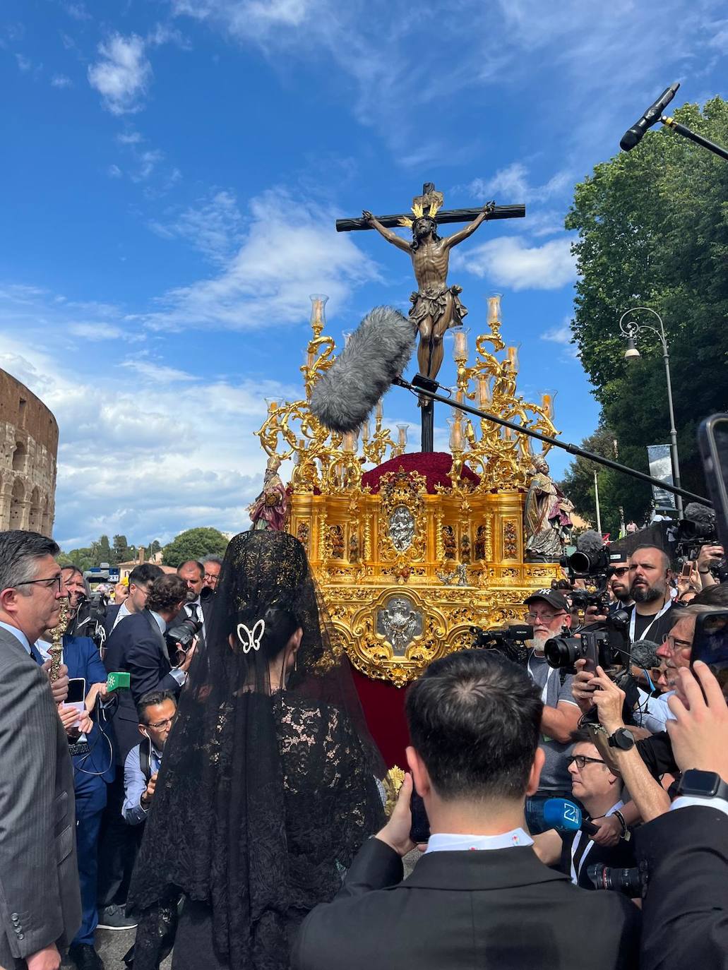 El Santísimo Cristo de la Expiración en la procesión del Jubileo de las Cofradías en Roma