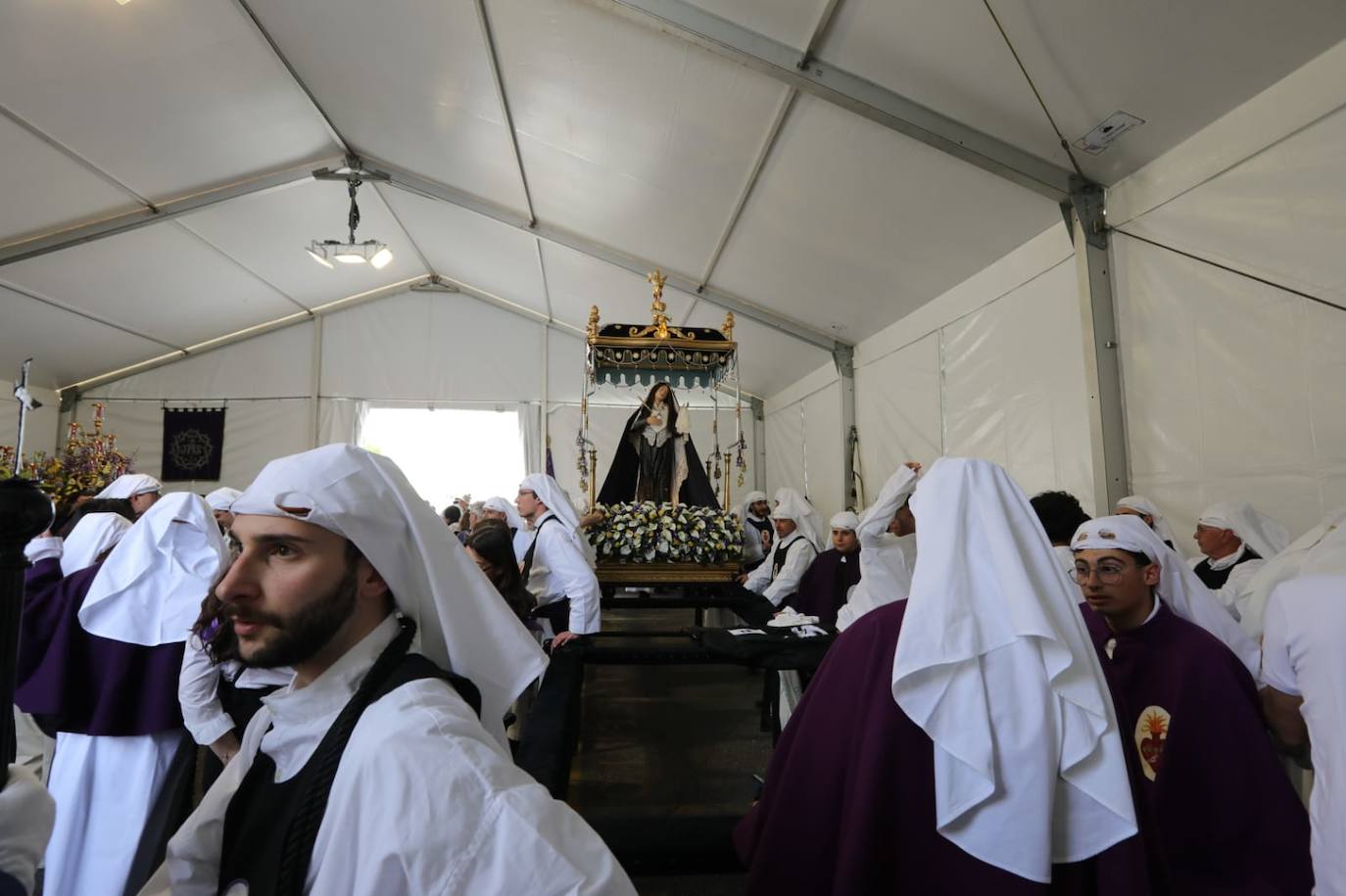 Momentos previos a la salida de los pasos para iniciar la histórica procesión en Roma