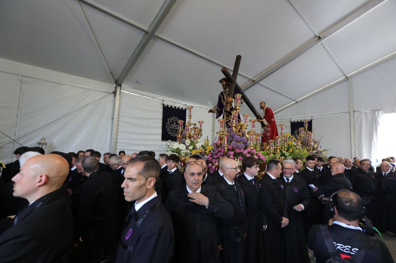 Momentos previos a la salida de los pasos para iniciar la histórica procesión en Roma