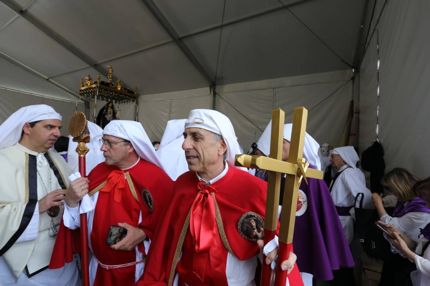 Momentos previos a la salida de los pasos para iniciar la histórica procesión en Roma