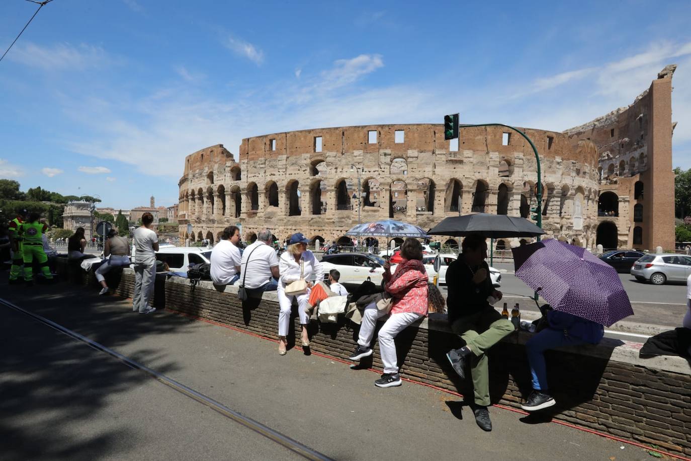 Los alrededores del Coliseo de Roma se empiezan a llenar de gente a la espera de Gran Procesión en Roma