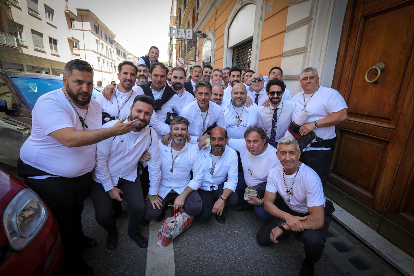 Costaleros del Cachorro momentos previos a la Gran procesión  en Roma