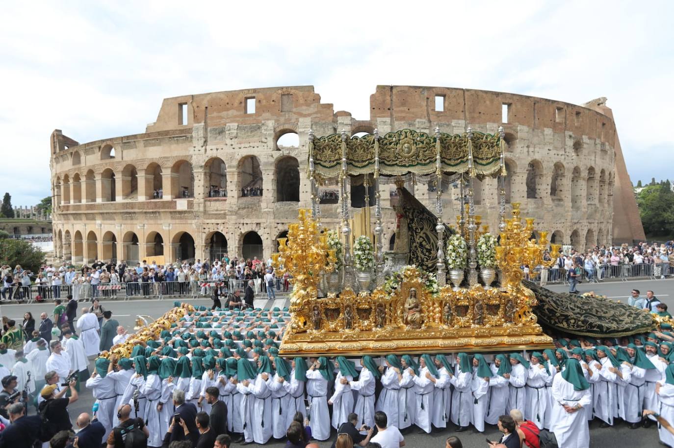 El trono de la Esperanza de Málaga ante el Coliseo de Roma
