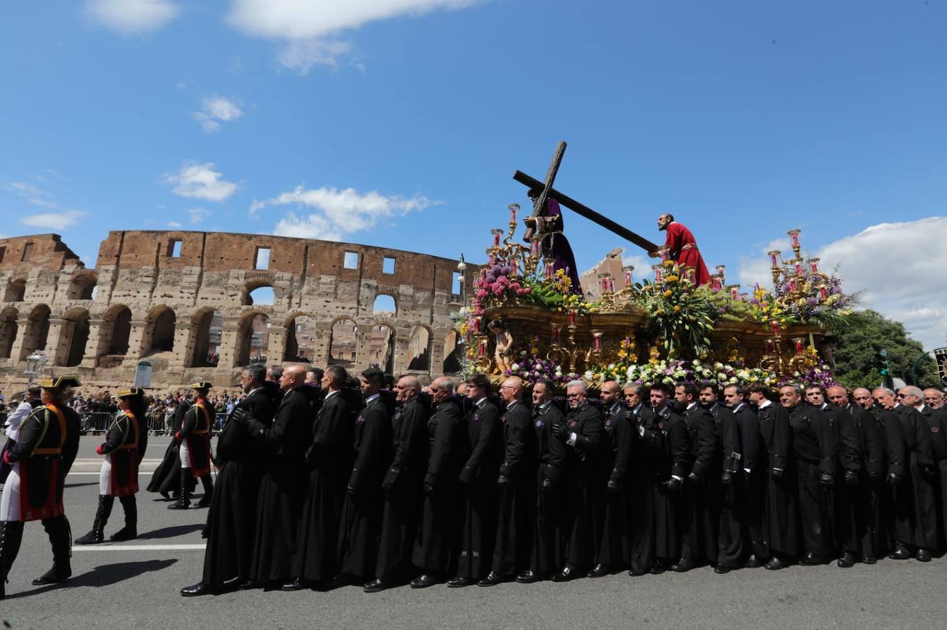 El Nazareno de León frente al Coliseo de Roma