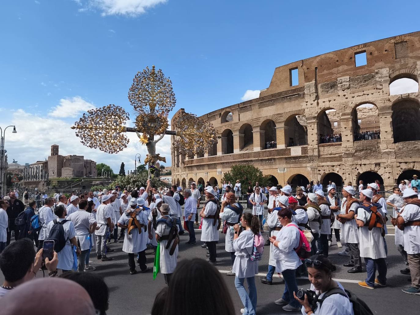 Crucifijo de la 'casacce' por el Coliseo de Roma