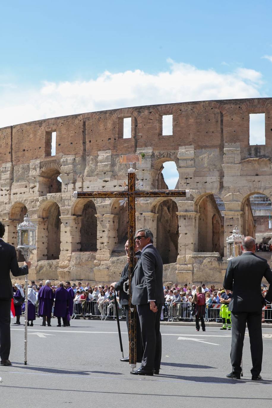 La cruz de guía de la Hermandad del Cachorro en las inmediaciones del Coliseo romano