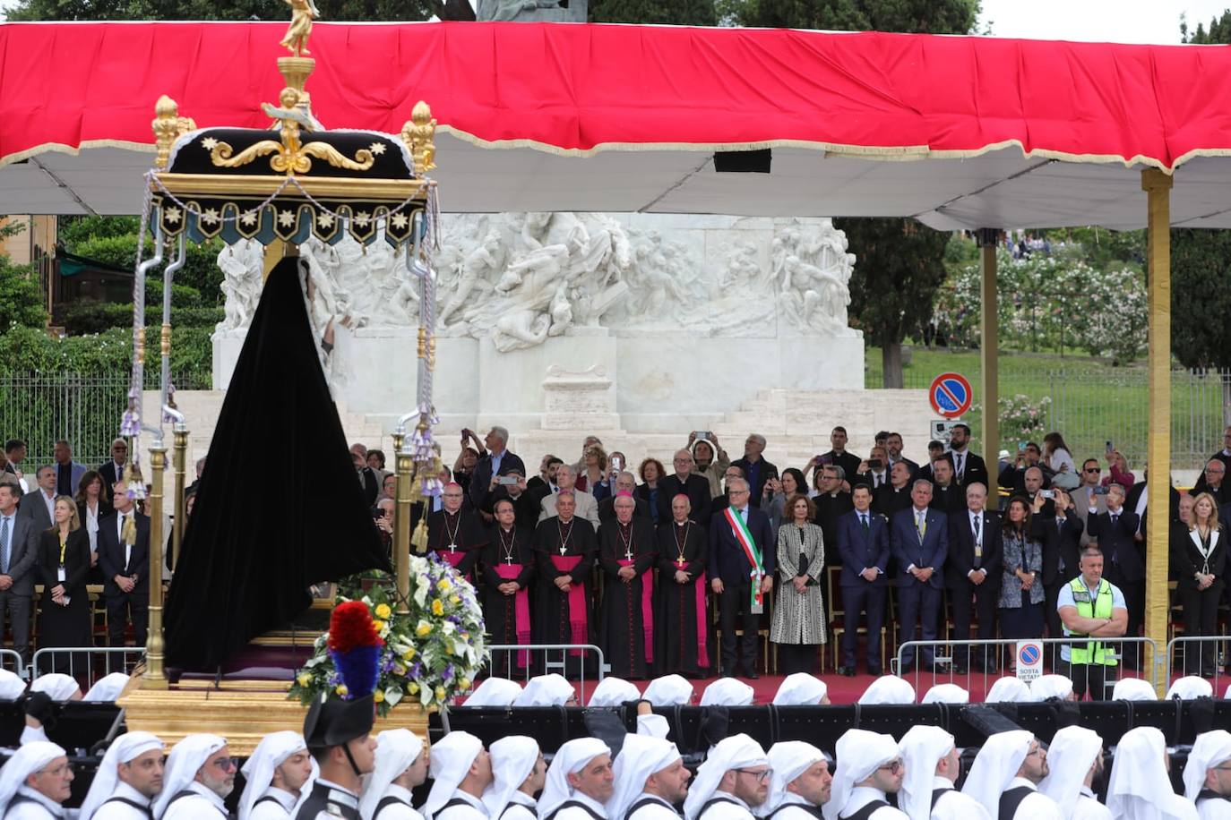 María Addolorata a su paso por el palco de autoridades
