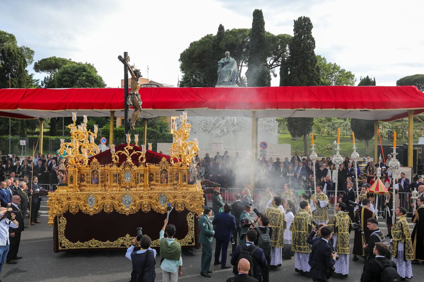 El Santísimo Cristo de la Expiración a su paso por el palco de autoridades en la procesión del Jubileo de las Cofradías en Roma