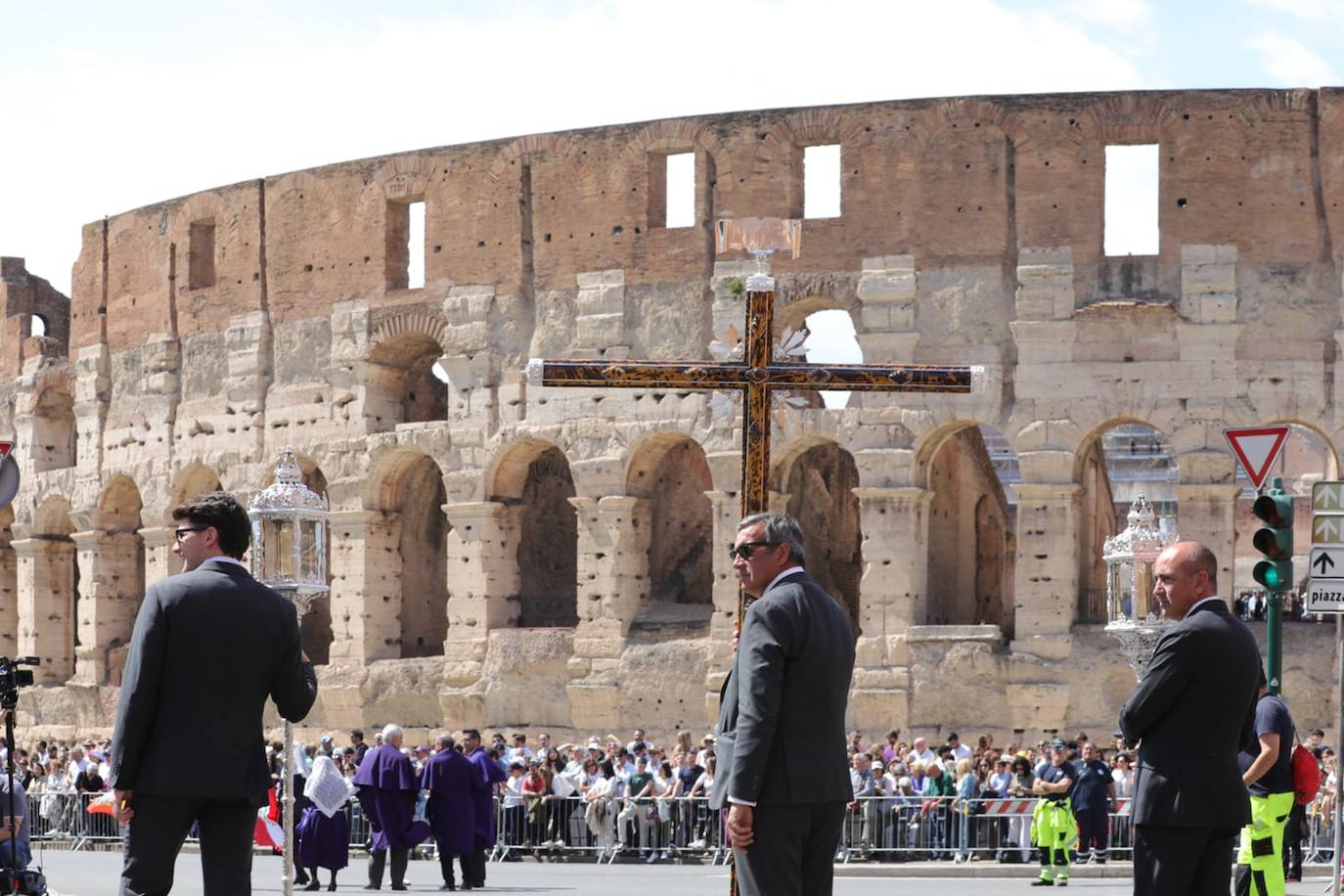 La cruz de guía de la Hermandad del Cachorro en las inmediaciones del Coliseo romano