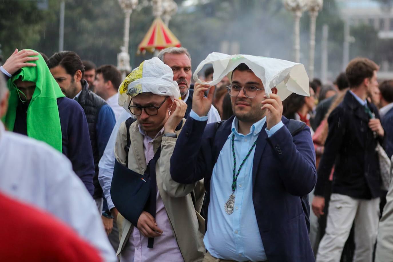 Llueve en Roma al paso de la Gran Procesión del Jubileo de Cofradías