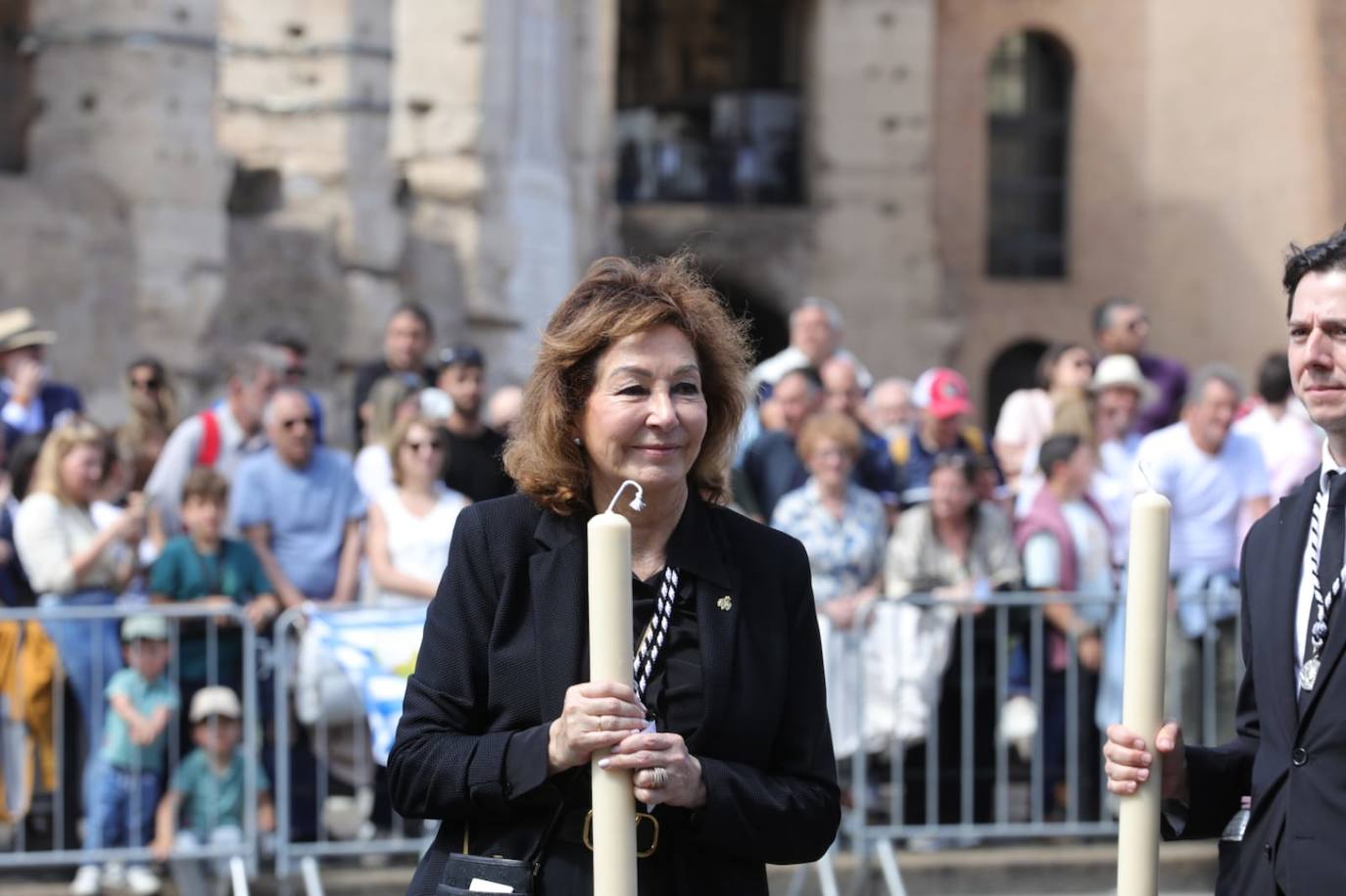 Ana Rosa Quintana acompaña al Santísimo Cristo de la Expiración en la procesión del Jubileo de las Cofradías en Roma