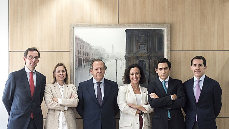 Socios de la oficina de Sevilla MAIO Legalcon Alfonso Martínez Escribano (en el centro) como director