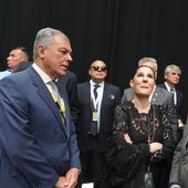 El alcalde José Luis Sanz junto a Diana Navarro y el hermano mayor del Cachorro
