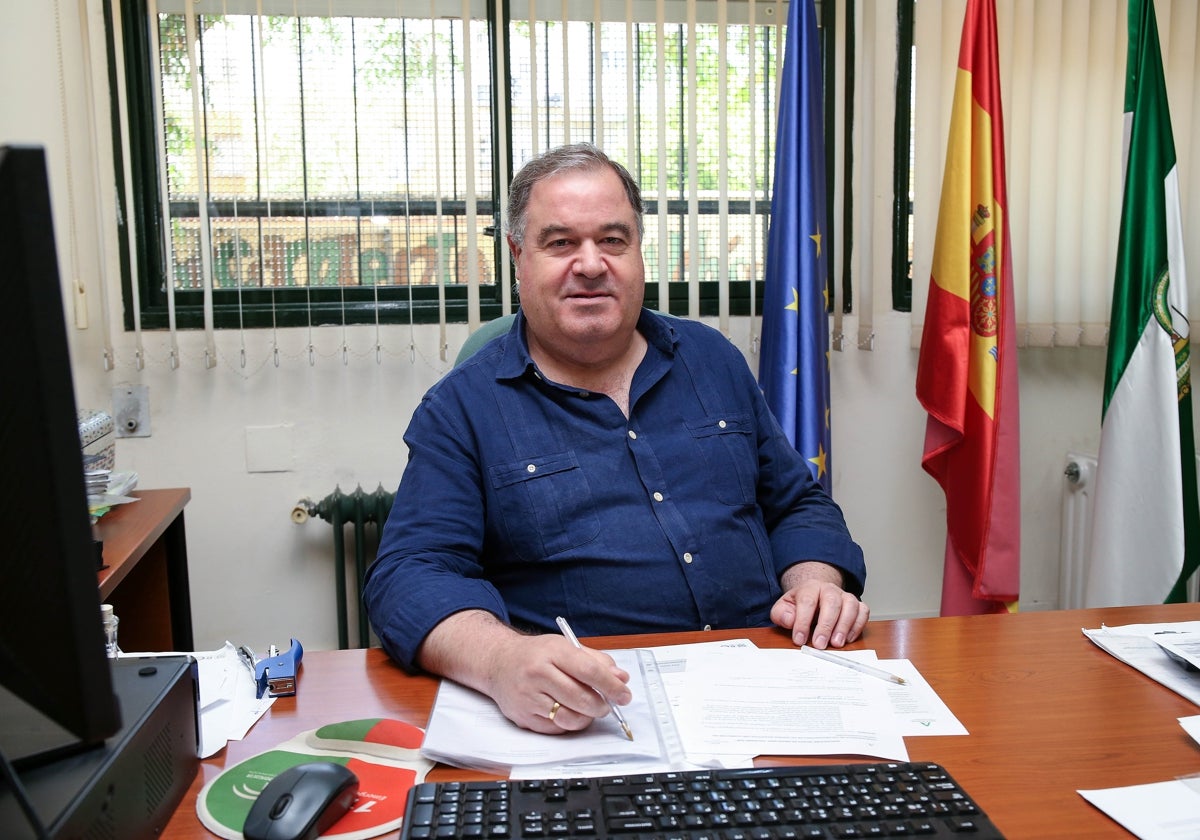 Antonio Blázquez en su despacho en el Instituto de Educación Secundaria Polígono Sur de Sevilla, que dirige desde hace tres años