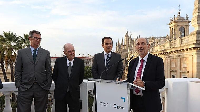 Joan Roca, Miquel Roca, José Antonio Nieto y Manuel Camas, presidente de la firma en Sevilla, en la terraza de la nueva sede del despacho RocaJunyent-Gaona