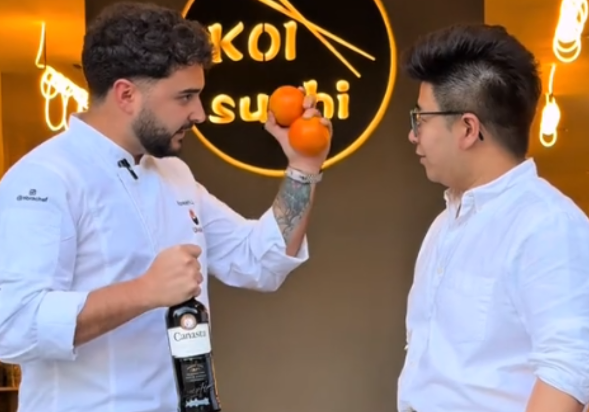 Abraham Rodríguez en Koi Sushi preparando sushi sevillano
