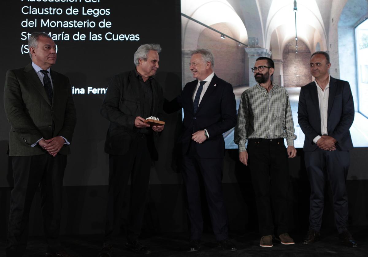 El alcalde de Sevilla participó en la entrega del Premios Especial Sevilla