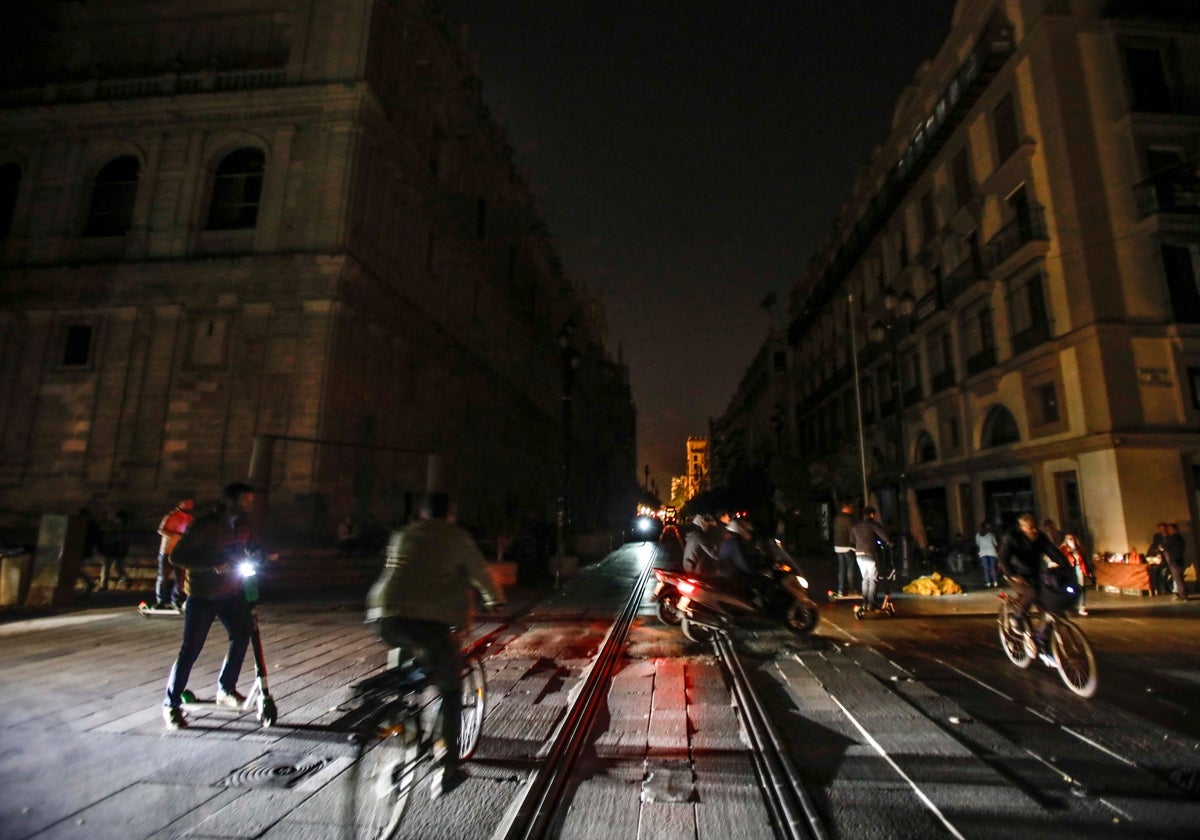 La Avenida de la Constitución de Sevilla totalmente apagada el pasado 28 de abril