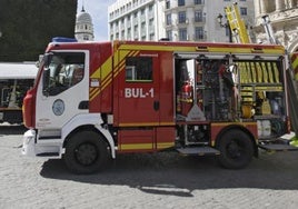 Los bomberos sofocan un incendio en una cocina de un bar en la calle José María de Pereda