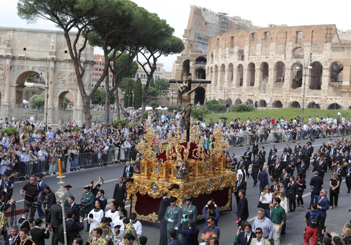 El Cachorro dejando atrás el Coliseo en la Gran Procesión del pasado sábado