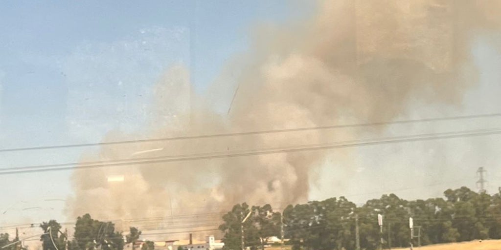 Un incendio provoca una gran columna de humo en Montequinto