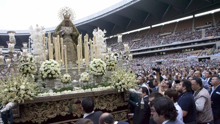 La Macarena en el estadio de La Cartuja para la beatificación