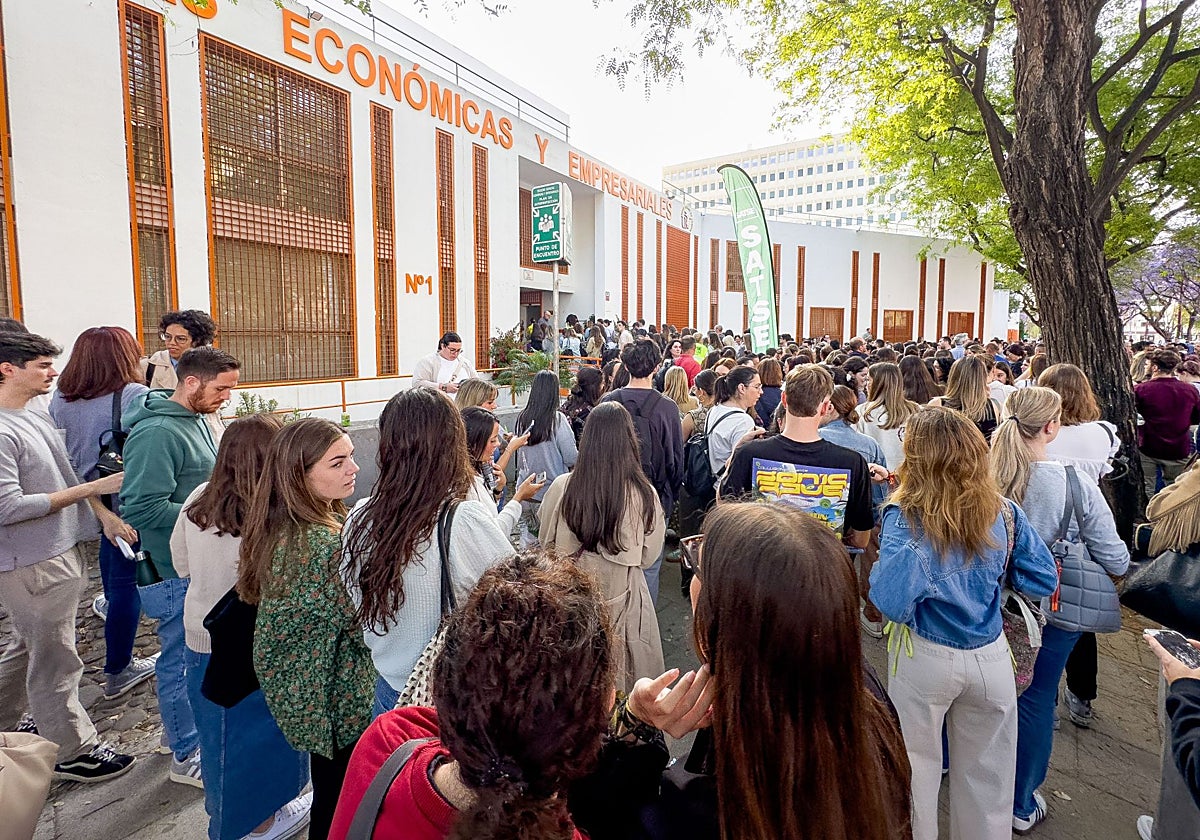 Estudiantes se agrupan a las puertas de la Facultad de Económicas y Empresariales antes de una oposición