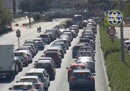 Cortan la Ronda Urbana Norte de Sevilla ante la amenaza de un hombre de tirarse de un puente