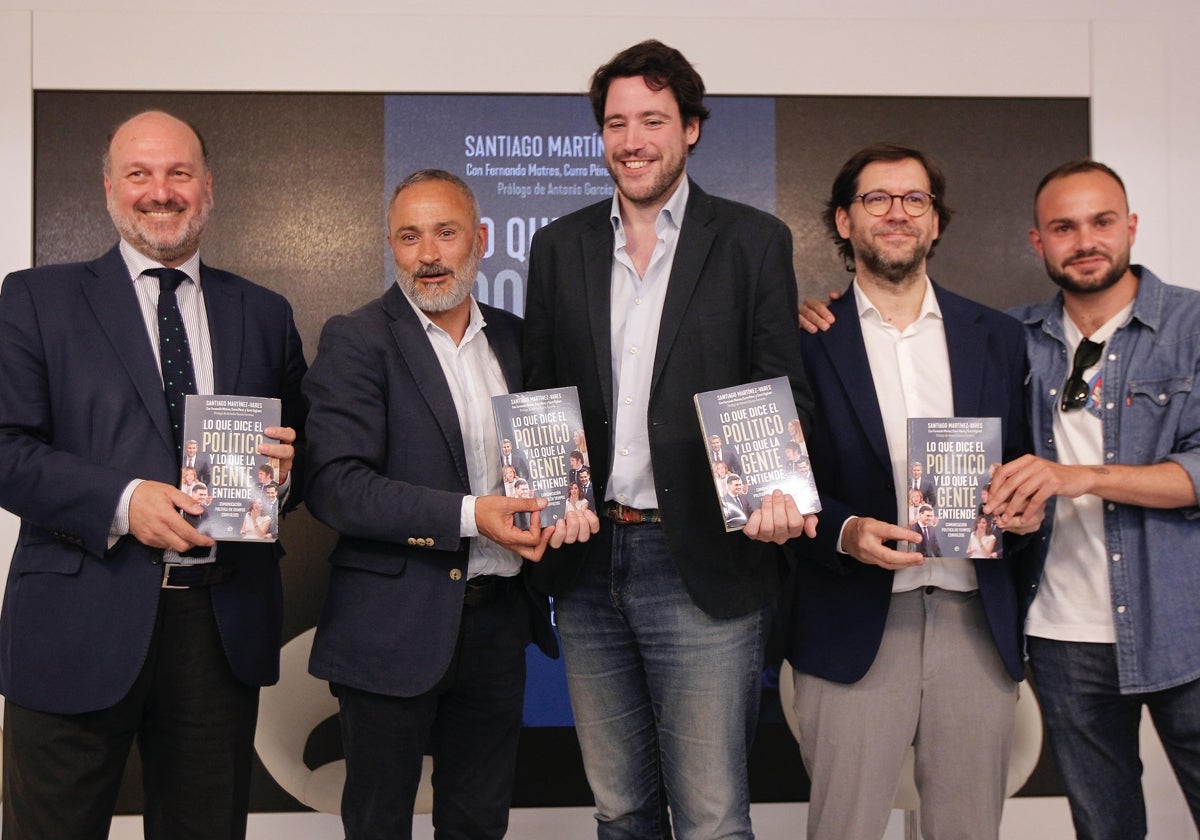 Curro Pérez, Santiago Martínez-Vares, Manuel Moguer, Fernando Matres y Santi Gigliotti, durante la presentación del libro