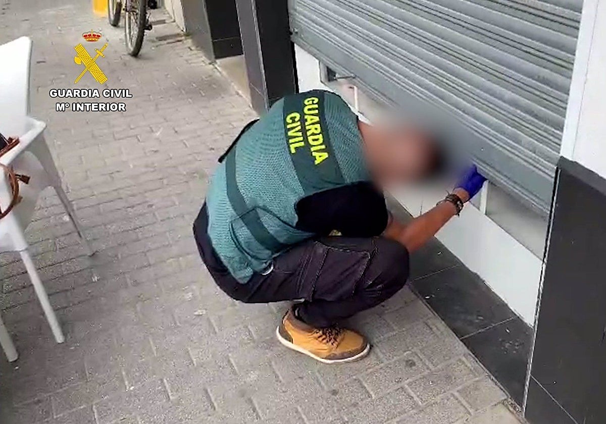Un agente de la Guardia Civil en uno de los establecimientos afectados por los robos