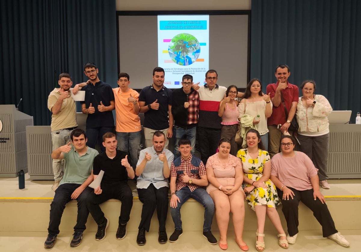 Los alumnos que obtuvieron su título universitario gracias a 'Unidiversidad'