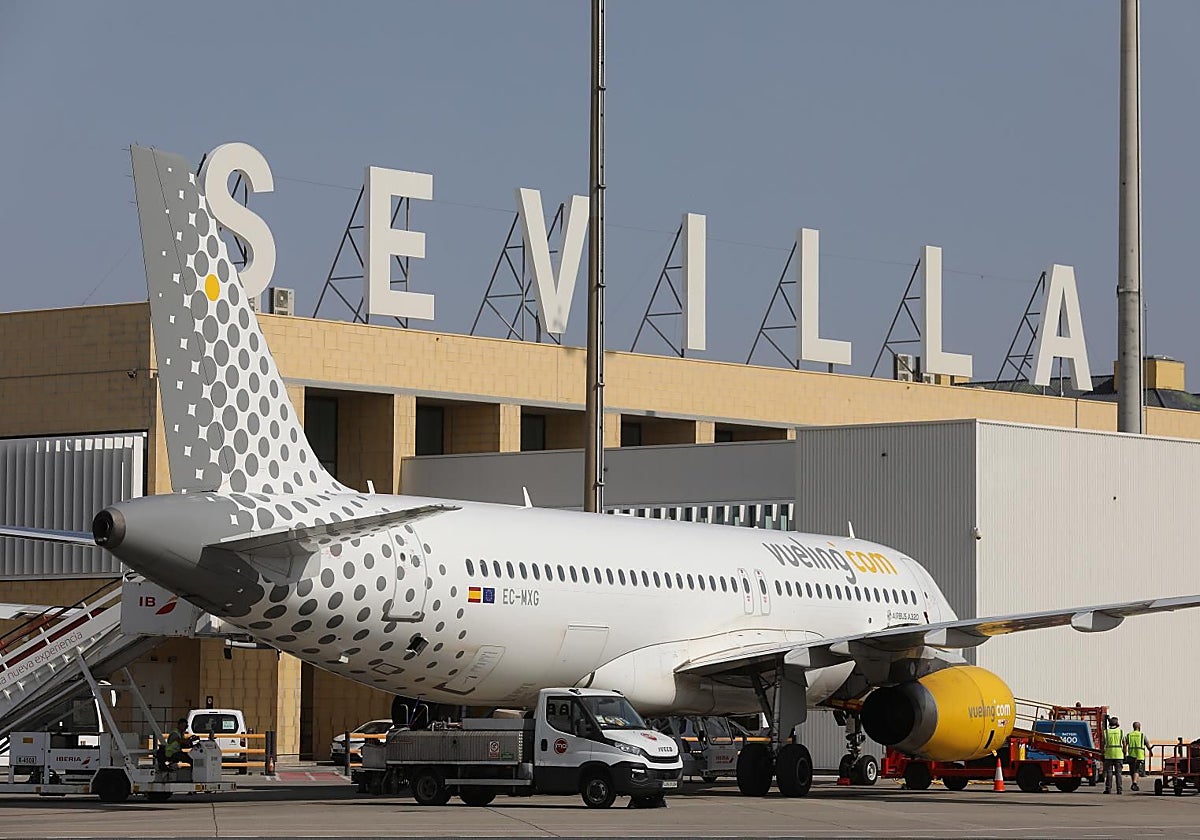 Un avión de Vueling en el aeropuerto de Sevilla