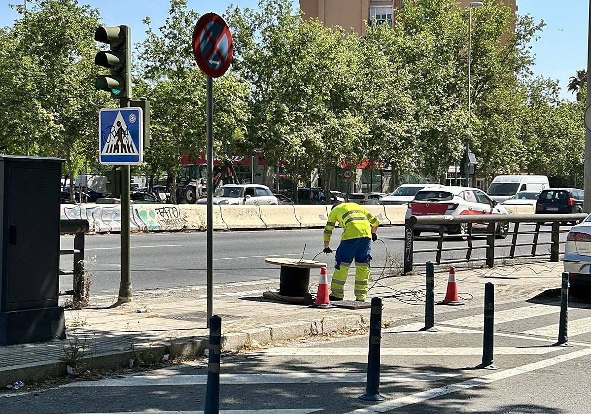 Un operario realiza trabajos relacionados con cableado de uno de los nuevos radares