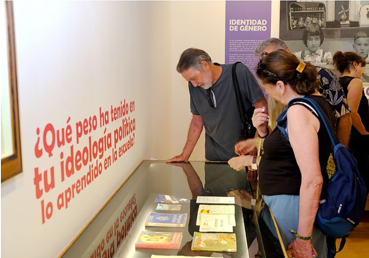 Algunos de los objetos que se exponen en la muestra