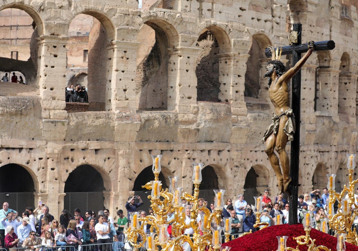 El Cristo del Cachorro en su paso por el Coliseo de Roma
