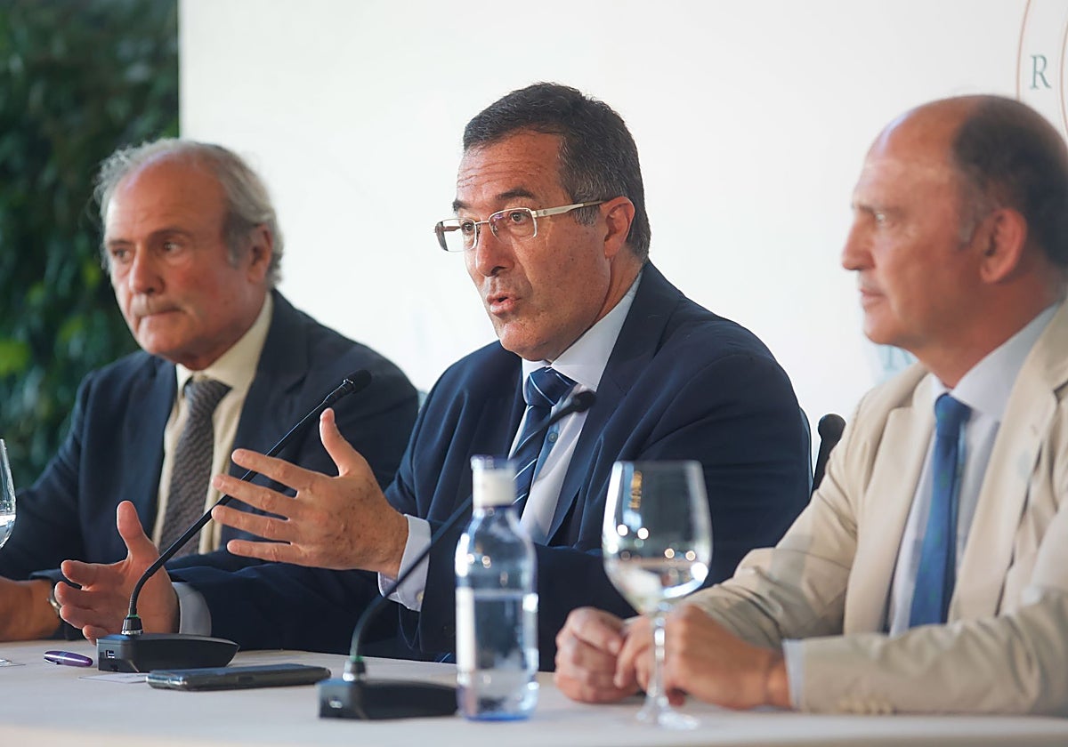 Marcelo Gullo durante su intervención en el Real Club Pineda de Sevilla