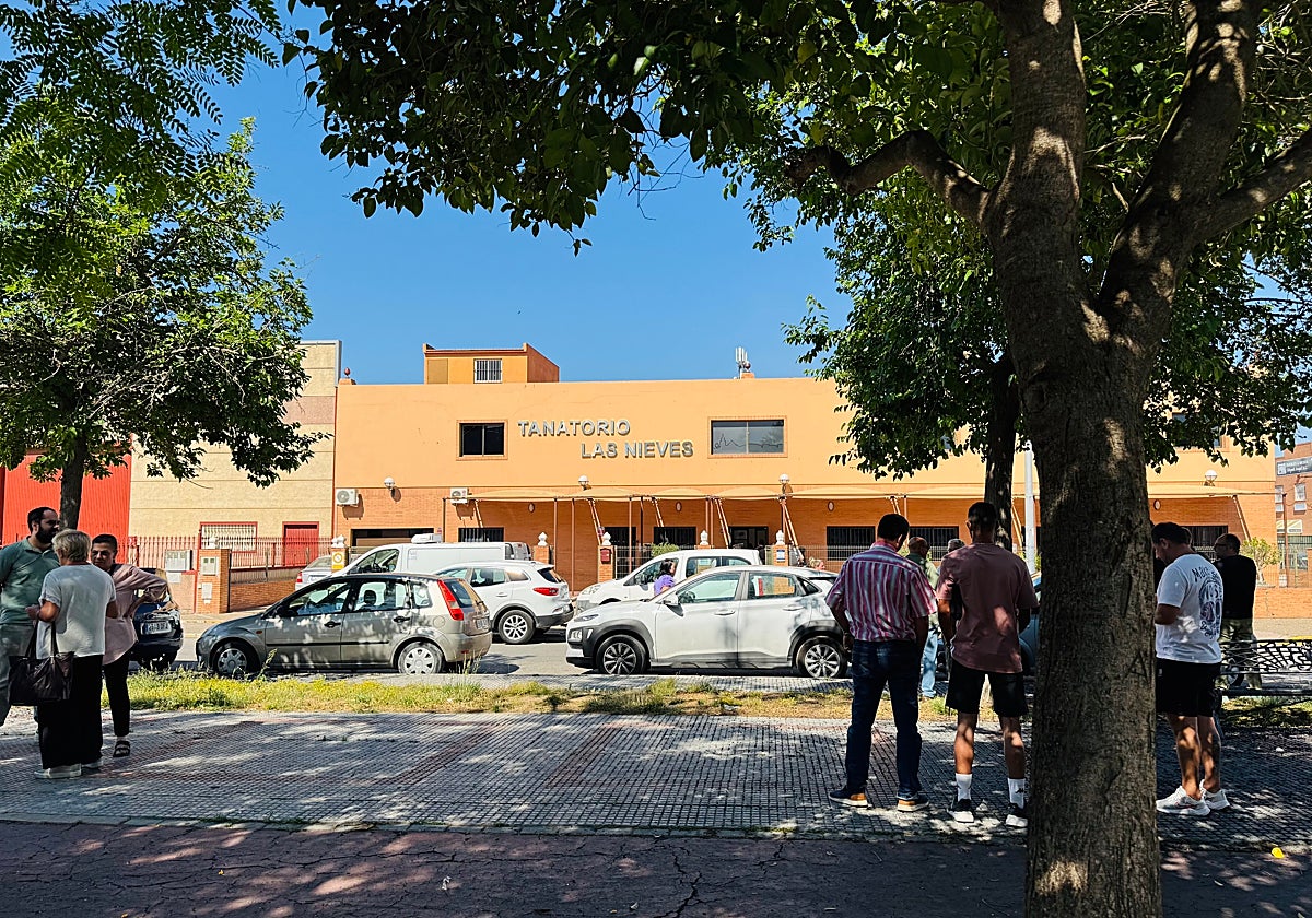 El tanatorio Virgen de las Nieves, repleto de vecinos que quieren acompañar a la familia del pequeño Alejandro