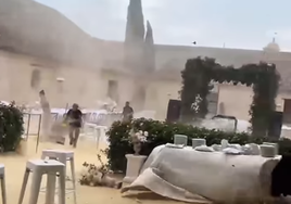Un vendaval arrasa la decoración de una boda en un pueblo de Sevilla