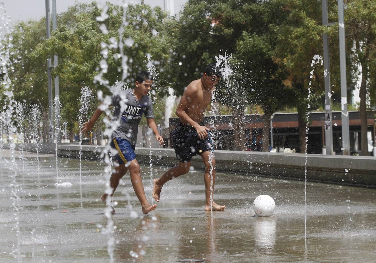 Niños jugando en una fuente por las altas temperaturas