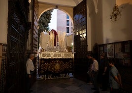 El paso de la Amargura llega a San Pedro