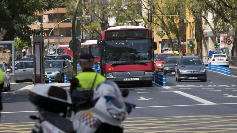 El Ayuntamiento de Sevilla instala cámaras de vigilancia en los carriles bus para agilizar el transporte público