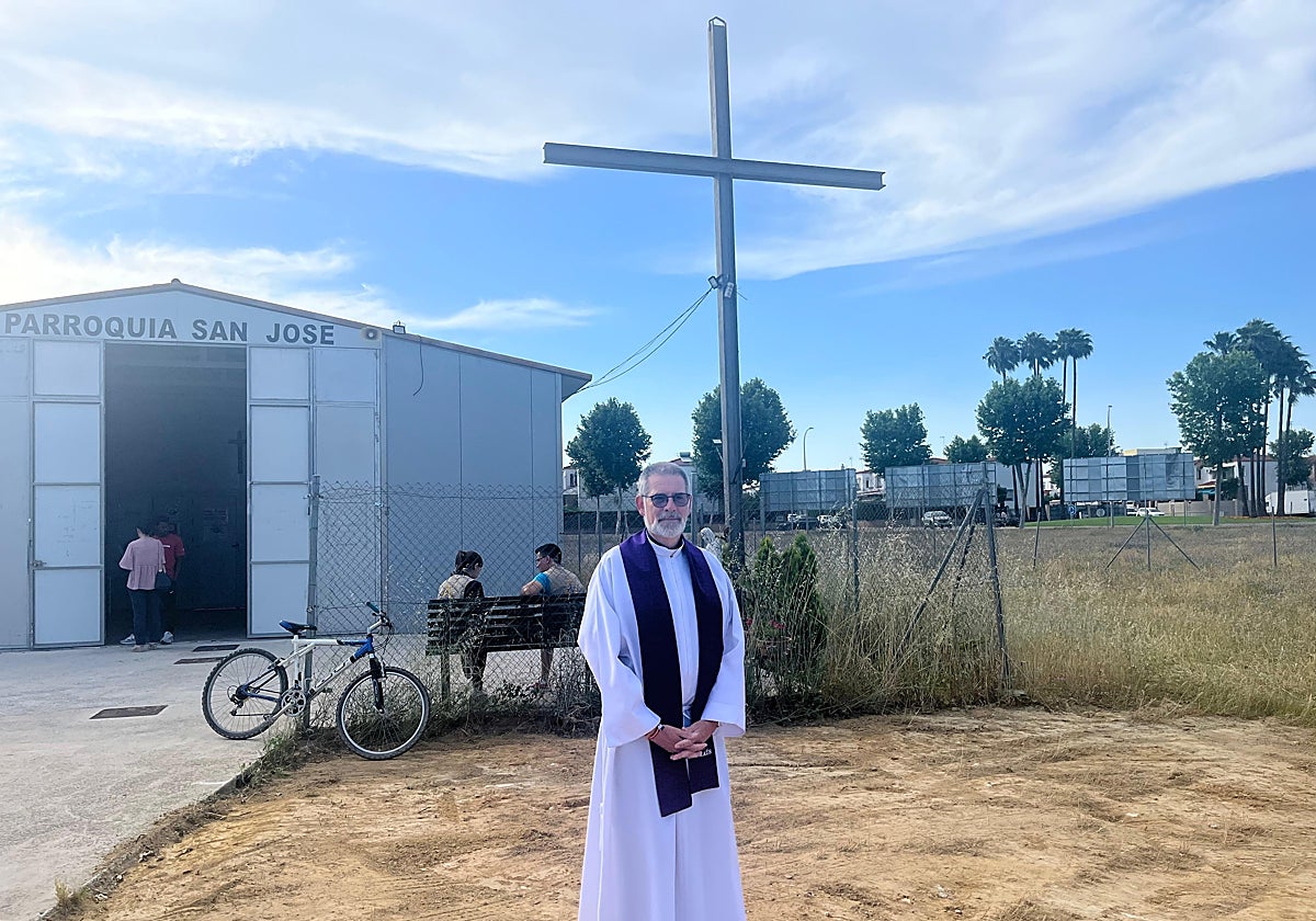 El padre Leonardo Giacosa en el terreno donde se colocará la primera piedra