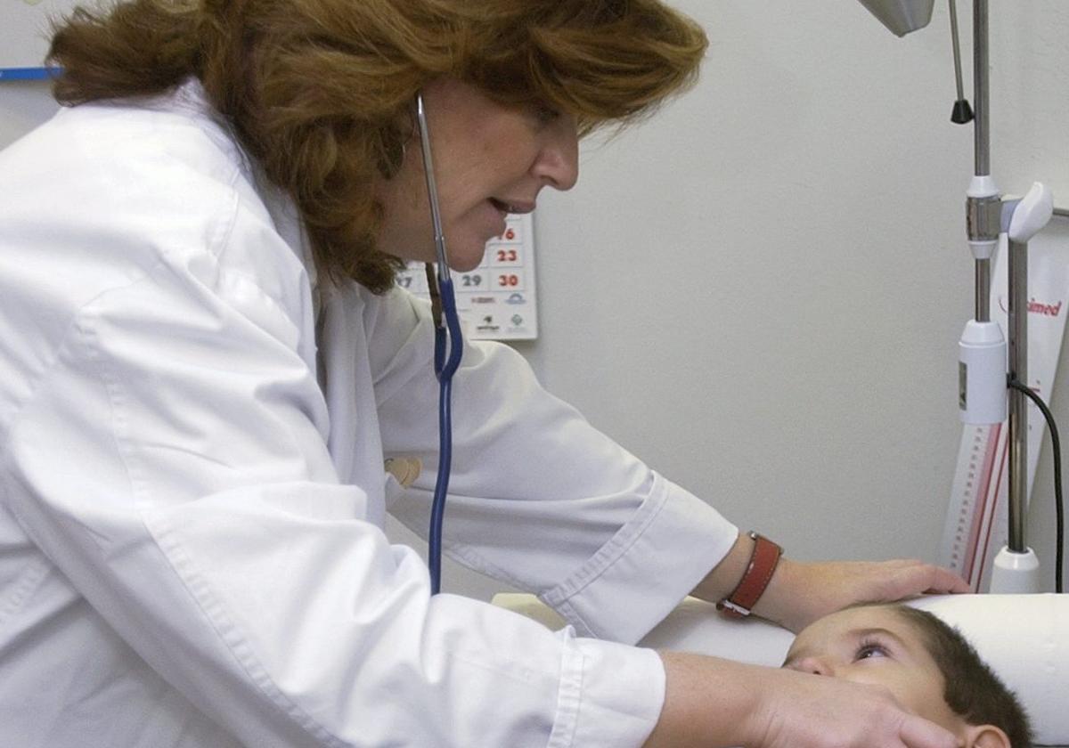 Una pediatra atiende a un niño en un centro de salud