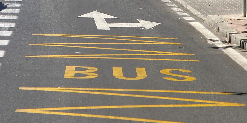 El ayuntamiento de sevilla lo confirma: esta es la multa que te pondrán si circulas por el carril bus