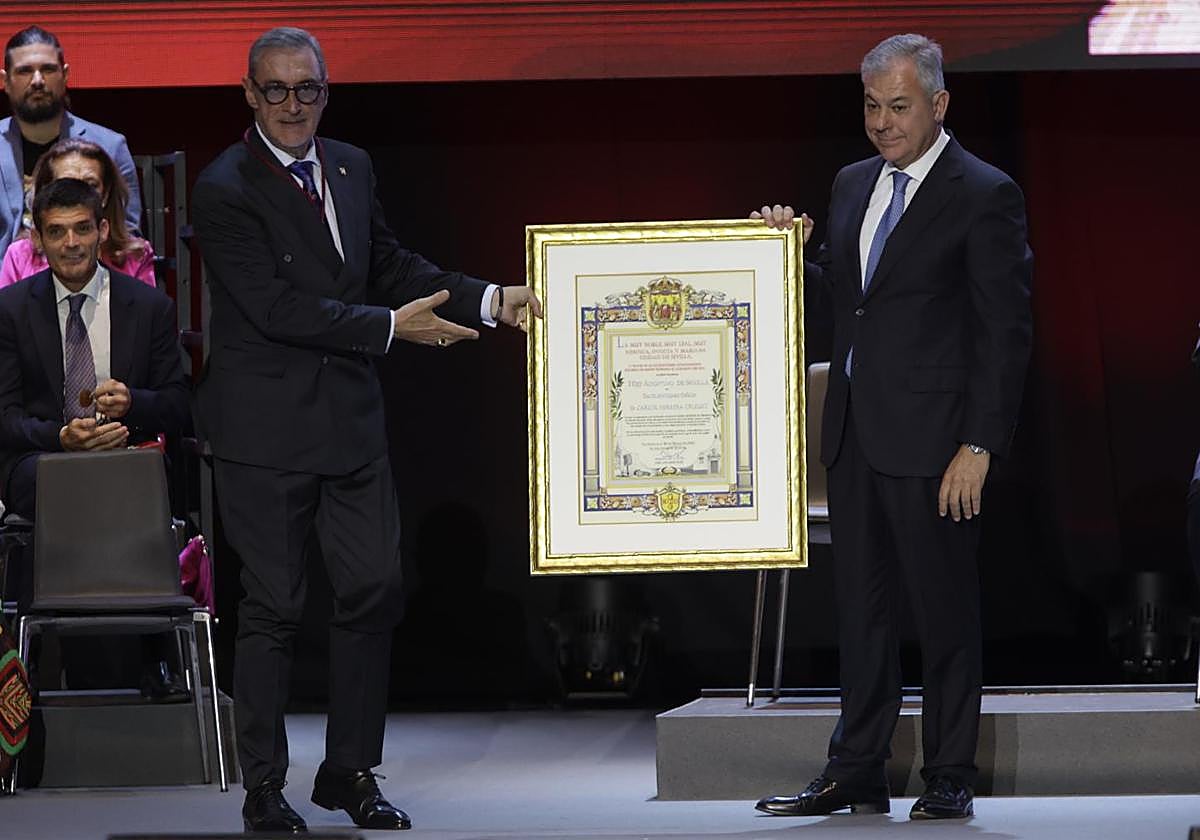 Carlos Herrera recibiendo el reconocimiento de manos del alcalde