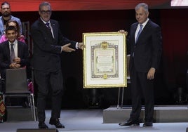 Carlos Herrera recibiendo el reconocimiento de manos del alcalde
