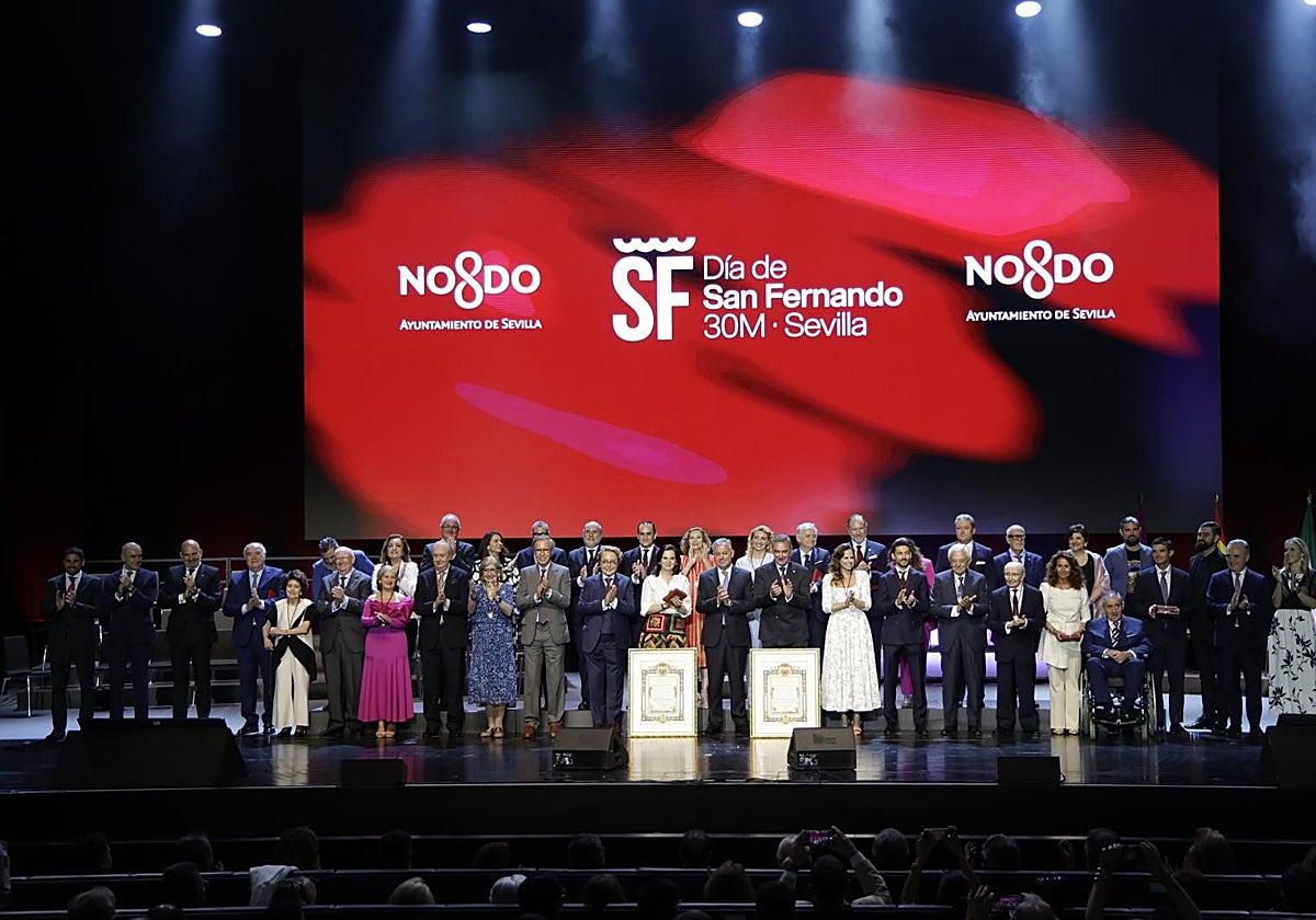 La foto oficial de todos los galardonados en la ceremonia de las Medallas de la Ciudad 2025