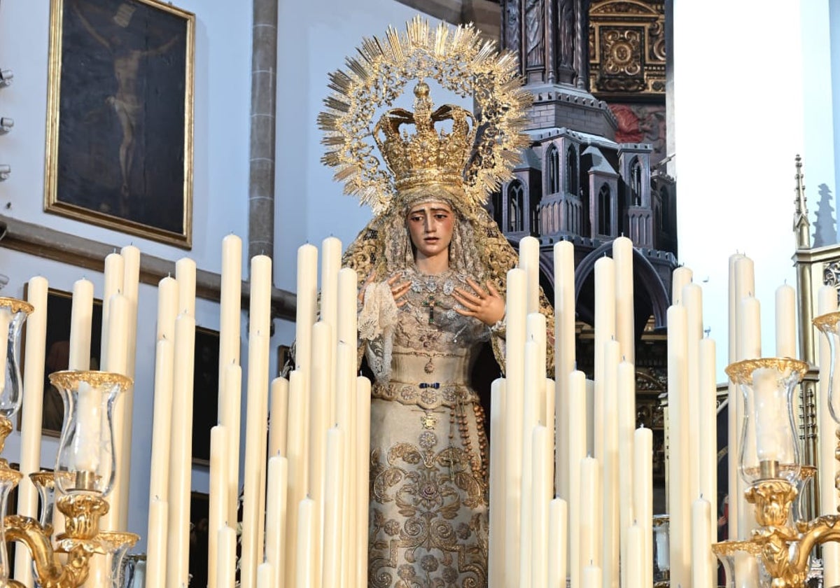 La Virgen de la Amargura sobre sus andas procesionales