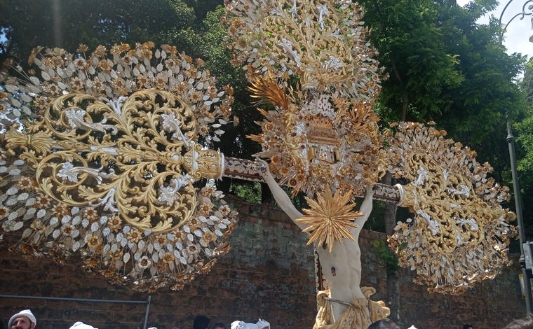 El crucifijo de Liguria y los elementos ornamentales con los que procesiona